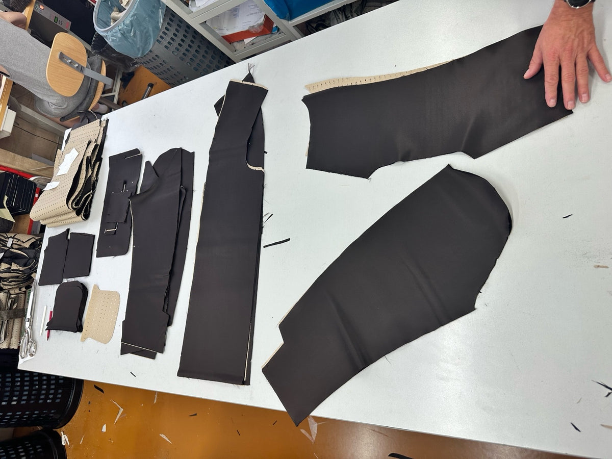 Tilskjæring av uniformsplagg i produksjon